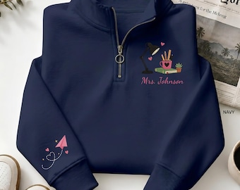 Aangepaste leraar kwartrits, geborduurde trui leraar bureau, gepersonaliseerde naam leraar sweatshirt, cadeau leraar waardering