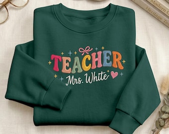 Aangepaste lerarensweater, naam leraar geborduurde ronde hals, terug naar school shirt leraar, cadeau leraar waardering