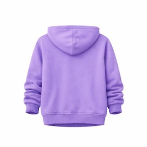 Pu&ograve; includere: Una felpa con cappuccio color viola chiaro a tinta unita, dotata di maniche lunghe con polsini a coste e un orlo inferiore coordinato. Il capo presenta un cappuccio ed &egrave; mostrato di schiena, con un colore uniforme su tutto il tessuto.