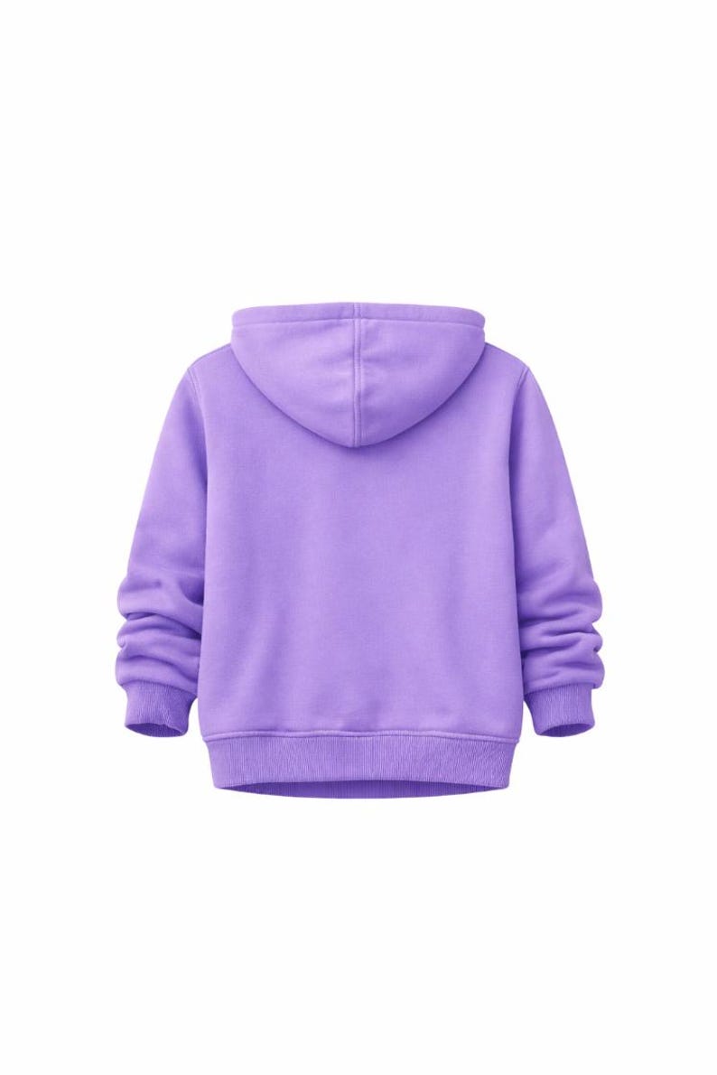 Pu&ograve; includere: Una felpa con cappuccio color viola chiaro a tinta unita, dotata di maniche lunghe con polsini a coste e un orlo inferiore coordinato. Il capo presenta un cappuccio ed &egrave; mostrato di schiena, con un colore uniforme su tutto il tessuto.