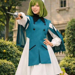 Può includere: Una persona in un costume cosplay turchese e bianco, che tiene una spada. L'outfit include una giacca turchese con bottoni neri, un vestito bianco e un cappello abbinato. La persona indossa scarpe verdi e una parrucca verde.