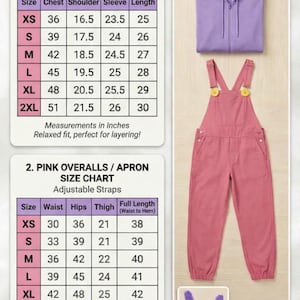Pu&ograve; includere: Una felpa con cappuccio e zip viola e una salopette rosa con bottoni gialli, accompagnate da due tabelle delle taglie intitolate JAX COSPLAY SIZE CHARTS. Le tabelle elencano le misure in pollici per le taglie dalla XS alla 2XL.