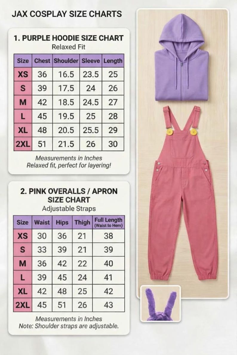 Pu&ograve; includere: Una felpa con cappuccio e zip viola e una salopette rosa con bottoni gialli, accompagnate da due tabelle delle taglie intitolate JAX COSPLAY SIZE CHARTS. Le tabelle elencano le misure in pollici per le taglie dalla XS alla 2XL.