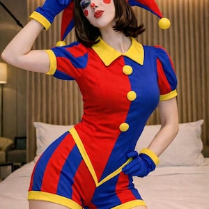 Puede incluir: Un colorido disfraz de bufón en rojo, azul y amarillo. El atuendo incluye un mono, guantes y un sombrero con cascabeles. El disfraz tiene un diseño juguetón y caprichoso, perfecto para cosplay o eventos temáticos.
