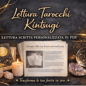 Può includere: Immagine promozionale per un servizio di lettura dei tarocchi. Il testo "Lettura Tarocchi Kintsugi" è in oro. L'immagine include carte dei tarocchi, una candela accesa, cristalli e una sfera di cristallo. È visibile anche il testo "LETTURA SCRITTA PERSONALIZZATA IN PDF".