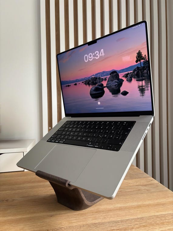3D Printed Laptopständer in Holzoptik - Handveredelt