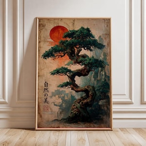 Puede incluir: Una impresión de arte mural rectangular vertical que muestra un bonsái nudoso de corteza oscura con follaje verde exuberante sobre un fondo beige texturizado. Un gran sol circular rojo sólido se sitúa detrás del árbol. Texto japonés a la izquierda.