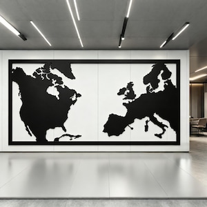 Könnte beinhalten: Eine schwarze Weltkarten-Silhouette, die Nordamerika und Europa zeigt, auf einer weißen Wand in einem schwarzen Rahmen montiert. Der Raum hat ein modernes Design mit Einbauleuchten und einem polierten Boden.