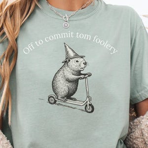 以下が含まれることがあります： 手書き風の「Welcome to our home」の文字が入った素朴な木製サイン。使い古したような仕上がりで、シンプルで魅力的なデザインは、玄関やポーチに最適です。