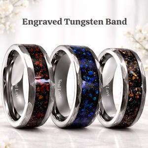 8 mm volframring, röd och blå opal och inlägg av dinosaurieben, graverad vigselring