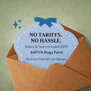 Op de afbeelding: Een bruine papieren envelop met een lichtblauwe kaart met een donkerblauwe strikgrafiek en de tekst: NO TARIFFS. NO HASSLE. Duties & Taxes Included (DDP) SAFIYA Rugs Farm No Extra Payment on Delivery. De kaart heeft een witte gestippelde rand.
