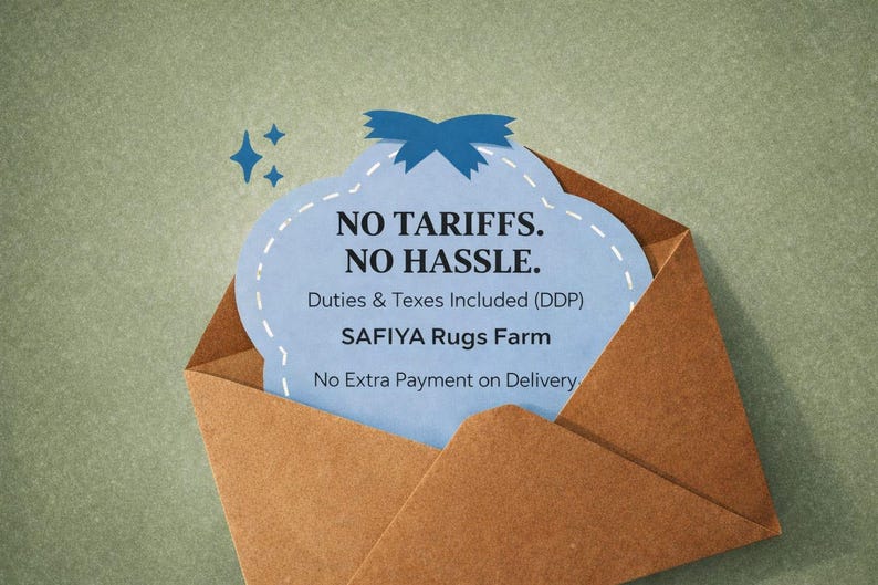 Op de afbeelding: Een bruine papieren envelop met een lichtblauwe kaart met een donkerblauwe strikgrafiek en de tekst: NO TARIFFS. NO HASSLE. Duties & Taxes Included (DDP) SAFIYA Rugs Farm No Extra Payment on Delivery. De kaart heeft een witte gestippelde rand.