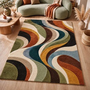 Peut inclure: Un tapis rectangulaire présentant un motif répétitif de grandes formes courbes en forme de vagues dans des tons de vert olive, orange brûlé, bleu sarcelle profond, jaune moutarde, brun foncé et crème, créant un effet visuel superposé.