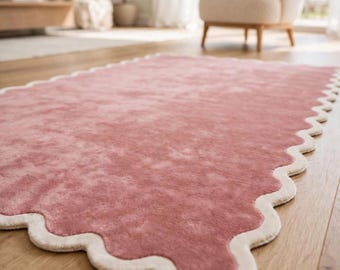 Roze vloerkleed met geschulpte rand, zachtroze vloerkleed, handgemaakt wollen vloerkleed, leuk slaapkamerkleed, kinderkamerkleed, zachtroze vloerkleed