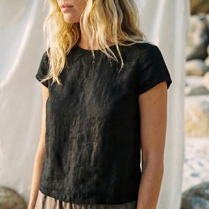 Camiseta de lino hecha a mano con cuello barco / Top con botones en la espalda, ropa orgánica
