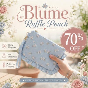 Puede incluir: Una bolsa con volantes florales azul claro con el texto "Blume Ruffle Pouch". La bolsa tiene una correa para la muñeca y una cremallera dorada. La imagen también incluye el texto "Floral Elegance", "Cute Ruffle Detail" y "Perfect for Everyday".