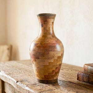 Wazon z drewna segmentowego z mozaiką – rustykalny wystrój w stylu wiejskim z orzecha włoskiego i klonu