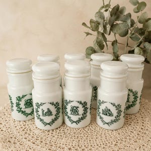 Juego de 8 frascos de boticario vintage de cristal opalino blanco – Frascos italianos de los años 60 con tapas herméticas – Frascos de farmacia decorados con ángeles