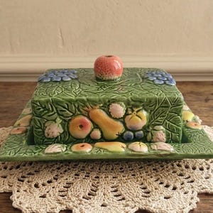 Vintage earthenware butter dish with fruit relief, rustic-style ceramic butter dish, retro table decoration, butter pot with fruit motif