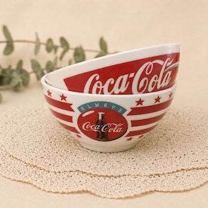 Set aus 2 Vintage-Schalen von Coca-Cola Arcopal France – Retro-Werbeschale – Opalglas-Geschirr – Amerikanische Küchendekoration