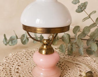 Vintage lamp van roze en wit opaalglas – Kleine retrolamp uit de jaren 70 – Pastelroze en messing voet