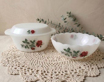 Set Arcopal Vintage "Rosa" - Casseruola con coperchio e insalatiera - Porcellana bianca al latte con rose rosse - Stile Cottagecore e S, anni '70.