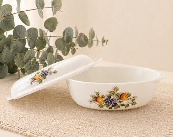 Casseruola vintage Arcopal Fruit de France in vetro con coperchio, pirofila da forno in vetro opalino, anni '70.