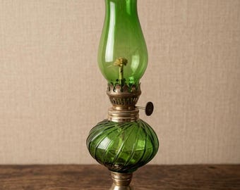 Lampe à Pétrole Vintage en Verre Vert Émeraude et Laiton – Charme Rétro