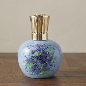 Vintage Lampe Berger van blauw porselein met paarse bloemen, een Frans retro decoratief cadeau.