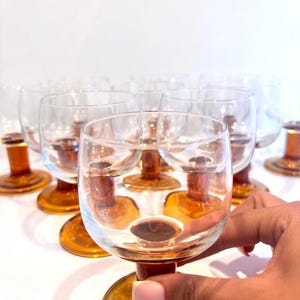 Set van 5 vintage Luminarc wijnglazen - amberkleurig glas - Elegant Frans glaswerk uit de jaren 70, perfect voor een retro aperitief of receptie.