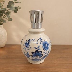 Antike, handgefertigte Keramiklampe Berger – Signiert Breugnot & PH – Blau-weißes Blumendekor – Vintage-Sammlerstück, katalytische Lampe