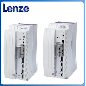 Puede incluir: Dos unidades de control industrial blancas Lenze. Cada unidad tiene una forma rectangular con una serie de puertos y conectores visibles en el panel frontal. El logotipo de Lenze se muestra en azul en la esquina superior izquierda de la imagen y en las unidades.
