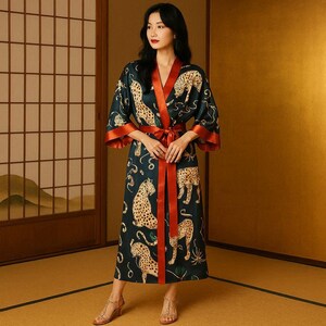 Japansk kimono i siden – Leopardmönstrad loungekläder i satin (S–2XL)