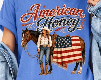 Diseño PNG de vaquera americana del oeste, gráfico de camiseta de jinete del 4 de julio, descarga digital patriótica de verano de EE. UU.