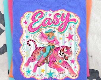 Diseño PNG de tigre montando, diseño PNG del oeste, diseño PNG de vaquera con sombrero y botas de jinete de tigre, diseño PNG de sublimación de tigre fácil