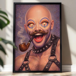 Può includere: Stampa artistica incorniciata raffigurante una persona calva con grandi baffi, trucco e un collare borchiato. La persona fuma una pipa e indossa un'imbracatura in pelle. L'opera d'arte ha uno stile surreale e colorato.