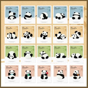 以下が含まれることがあります： 様々なポーズのパンダのパッチのコレクション。各パッチは「Panda」の文字が入ったカードに配置されています。パンダは白と黒で、リボンや花などのアクセサリーを持っているものもあります。カードには竹のデザインが施されています。