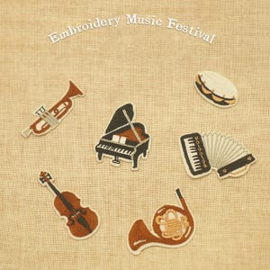 Op de afbeelding: Een verzameling van zes geborduurde patches met muziekinstrumenten, waaronder een trompet, een vleugel, een tamboerijn, een accordeon, een viool en een hoorn, met de tekst Embroidery Music Festival in een boog aan de bovenkant.