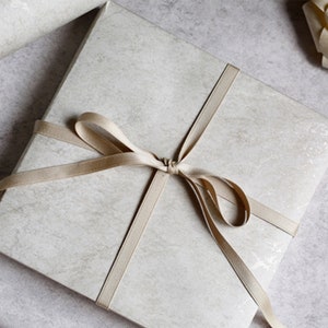 Carta da regalo in marmo bianco Confezione regalo di compleanno Confezione regalo in marmo beige Confezione regalo per le vacanze