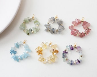 Puede incluir: Seis colgantes de amuleto de piedras preciosas diferentes, cada uno con un círculo de pequeñas piedras de forma irregular. Los amuletos son en tonos de verde, gris, rosa, azul, amarillo y morado.