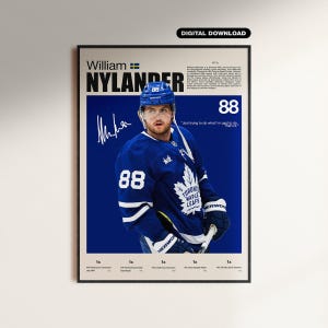 Può includere: Un poster verticale raffigurante un giocatore di hockey con una maglia blu dei Toronto Maple Leafs con il numero 88. Il design include il testo William Nylander, una bandiera svedese, una firma, il numero 88 e un riassunto biografico.
