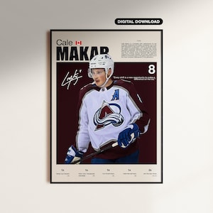 Puede incluir: Un póster enmarcado con Cale Makar con uniforme de hockey. El póster tiene un fondo burdeos con el texto "Cale Makar" y el número "8". Las palabras "Descarga digital" están en la parte superior.