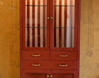 VERKOCHT – Vintage vitrinekast | Meubels in mid-century modern stijl | Terracotta rode kast | Gerestaureerd, milieuvriendelijk exemplaar