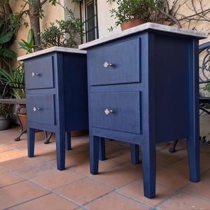 VERKOCHT - Set van 2 nachtkastjes in mid-century modern stijl – donkerblauw, handgeschilderd, vintage, retro en duurzaam