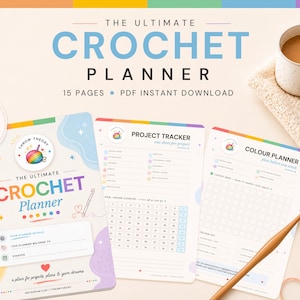 以下が含まれることがあります： The Ultimate Crochet Plannerと書かれたパステルカラーの表紙のリング綴じクロッシェプランナー。Project TrackerとColour Plannerと書かれた2枚の内部ページ、木製のクロッシェフック、ピーチ色の毛糸玉が添えられています。