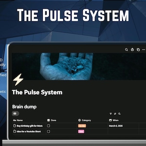 Puede incluir: Una tableta digital muestra el texto "THE PULSE SYSTEM" y una interfaz de tema oscuro. La pantalla muestra una sección "Brain dump" con entradas de tareas. La interfaz incluye un icono de rayo y las palabras "ADHD Friendly", "Gamified Tasks" y "Dark Aesthetic".