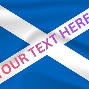 Könnte beinhalten: Eine rechteckige Flagge mit blauem Hintergrund und einem weißen diagonalen Kreuz, auch Andreaskreuz genannt. Der Text "YOUR TEXT HERE" ist in einer rosa serifenlosen Schrift diagonal über das weiße Kreuz gedruckt. Zwei Metallösen sind sichtbar.