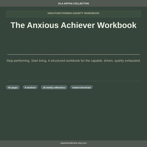 Può includere: Un quaderno di lavoro digitale intitolato "The Anxious Achiever Workbook" su sfondo verde scuro. Il quaderno di lavoro è progettato per l'ansia ad alto funzionamento e include 40 pagine, 8 sezioni e 18 riflessioni settimanali. È visibile anche il testo "Download istantaneo".
