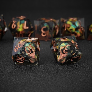 Peut inclure: Ensemble de d&eacute;s poly&eacute;driques avec un motif de cr&acirc;ne. Les d&eacute;s sont transparents avec un int&eacute;rieur noir, vert et cuivr&eacute;. Les chiffres sont de couleur cuivre. Les d&eacute;s sont pour les jeux de soci&eacute;t&eacute;.