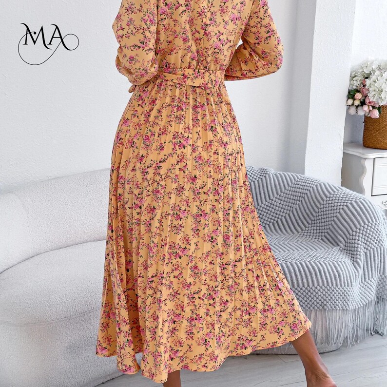 Vestido midi de mujer con estampado floral, pliegues, corte en A, cuello alto, manga larga y cintura ajustada. imagen 5